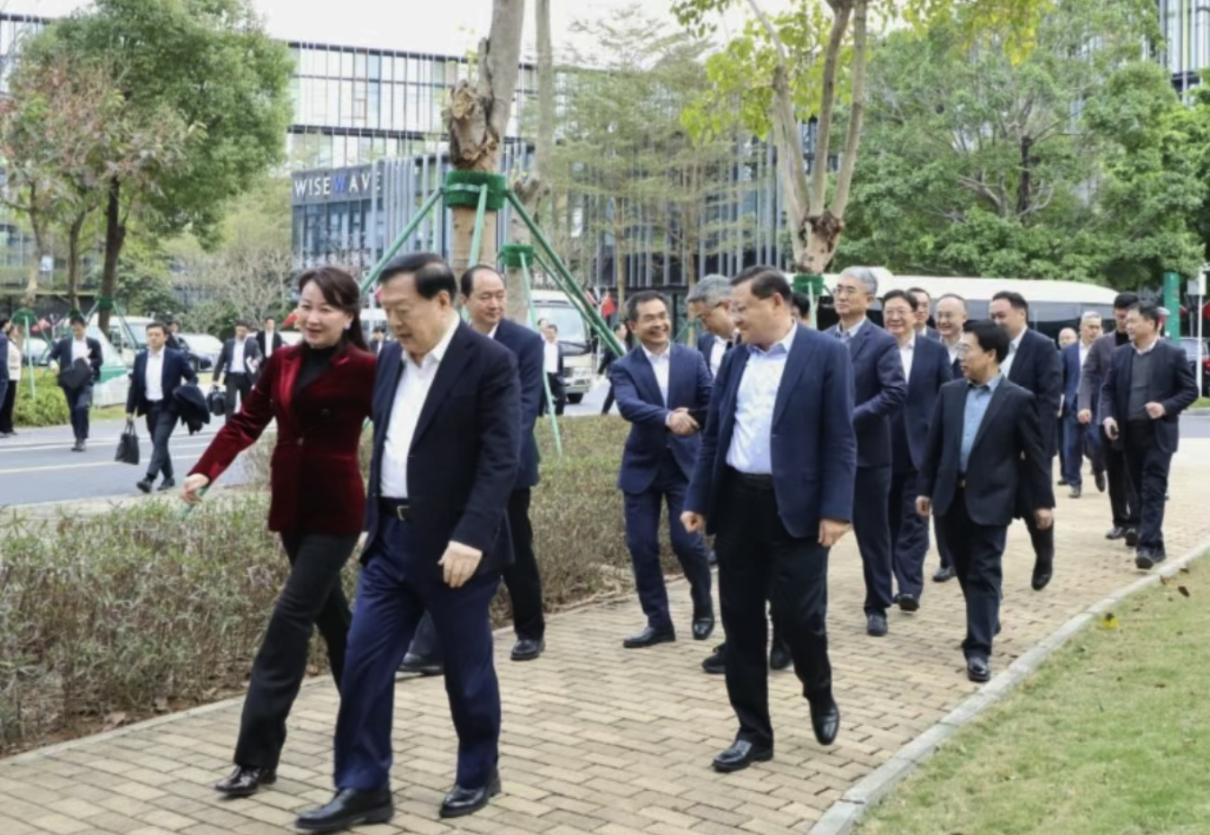 中央港澳办主任夏宝龙一行莅临真健康公司考察调研,广东省省长王伟中等领导陪同